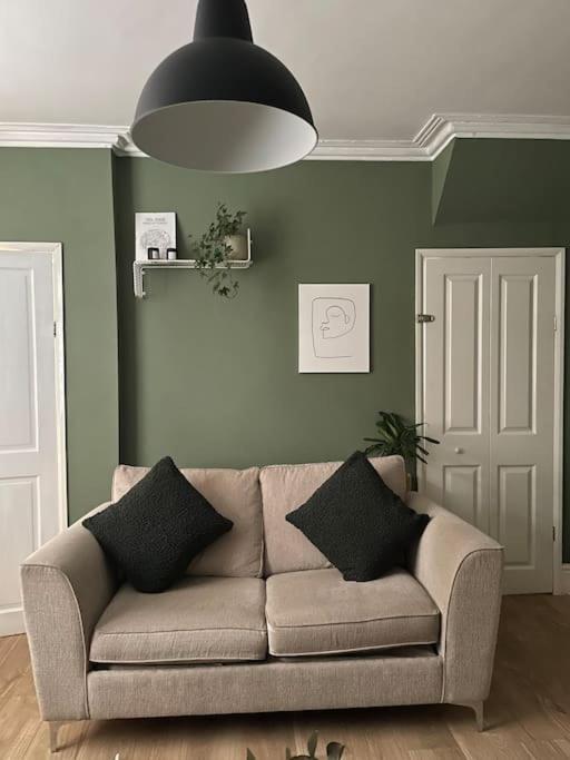 Hoole House- Bright And Modern 2 Bedroom House, Close To Chester Train Station And The City Centre Εξωτερικό φωτογραφία