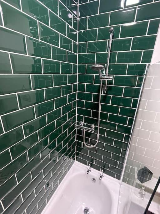 Hoole House- Bright And Modern 2 Bedroom House, Close To Chester Train Station And The City Centre Εξωτερικό φωτογραφία